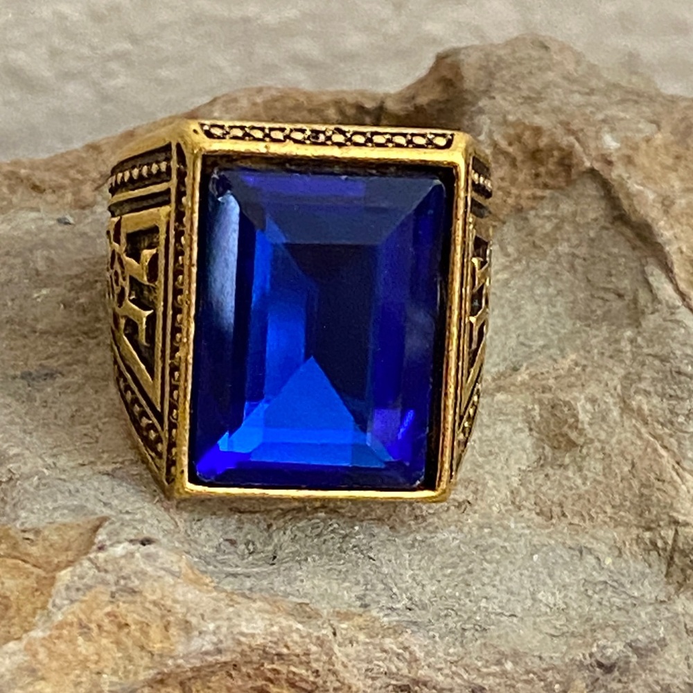 5/$10❤️❤️❤️NEW Gold Tone Zinc Alloy & Faceted Blue Glass Ring Size 9.5